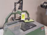 une machine posée sur une table dans une pièce