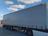 un camion blanc garé dans un parking