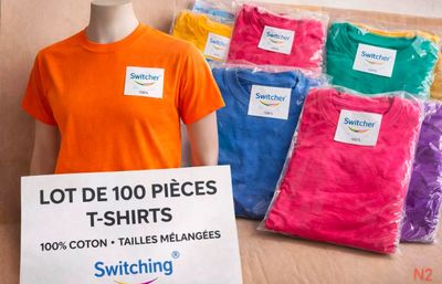 beaucoup de t-shirts exposés dans un magasin