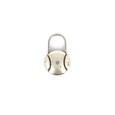 une image représentant un cadenas métallique sur fond blanc