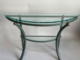 une photo d'une console en verre et en laiton sur fond blanc