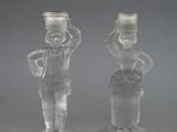 une paire de figurines en verre transparent représentant un homme et une femme