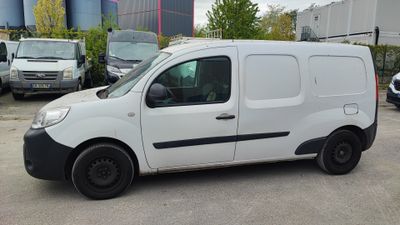 une camionnette blanche garée dans un parking à côté d'autres voitures