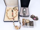 un assortiment de bijoux comprenant une montre, un bracelet et un coffret à bracelet