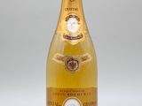 une bouteille de champagne posée sur une table blanche