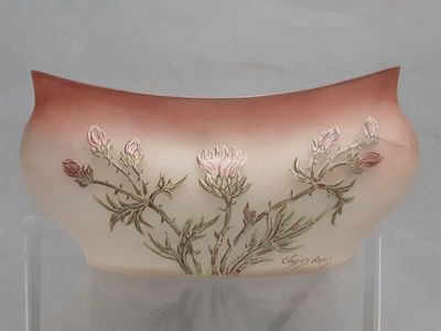 un vase orné d'un motif floral, exposé