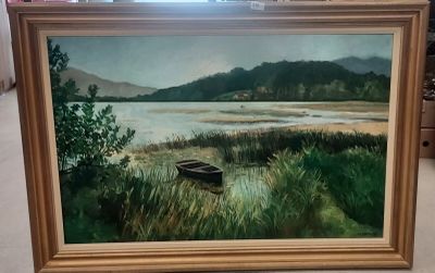 un tableau représentant un bateau sur l'eau, près d'une fenêtre