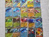 une pile de cartes pokemon posée sur une table