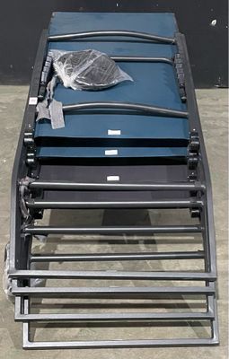 un grand nombre de chaises posées sur le sol