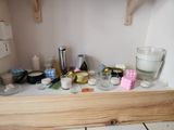 une étagère en bois sur laquelle sont posés divers objets
