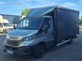 une photo d'un camion garé sur un parking