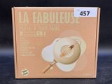 une boîte en carton sur laquelle est représenté un saladier et une spatule à l'intérieur