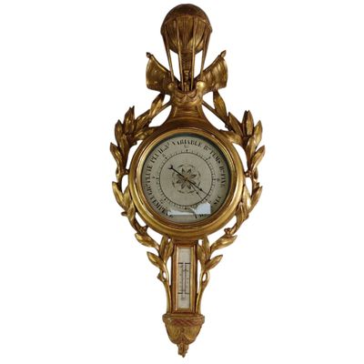 une horloge en or sur le mur avec un oiseau dessus