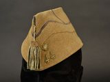 un chapeau orné d'un pompon, posé sur une tête de mannequin