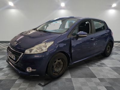 la petite voiture bleue est garée sur un sol en damier