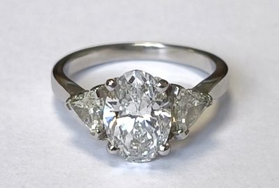 Bague or gris (750m) ornée d'un diamant laboratoire au centr…