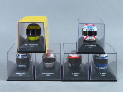 une vitrine contenant cinq casques différents