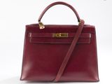 un sac à main en cuir rouge sur fond blanc