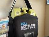 un sac accroché au mur à côté d'un téléphone