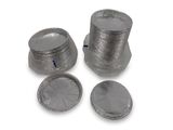 plusieurs morceaux de papier d'aluminium posés les uns à côté des autres sur une surface blanche