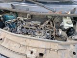 un moteur de voiture situé au milieu du compartiment moteur