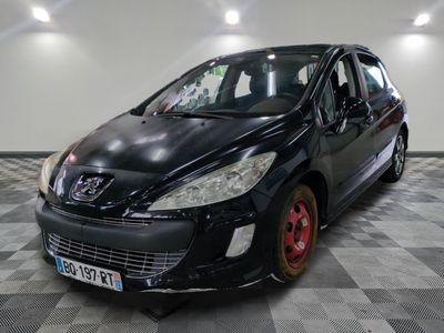 la photo d'une petite voiture noire garée dans un garage