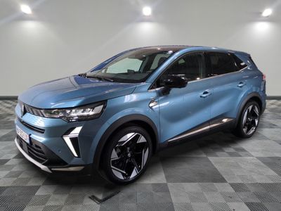 un SUV Toyota C-HR bleu de 2020 garé sur un sol à damier