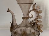 un vase en argent posé sur une table