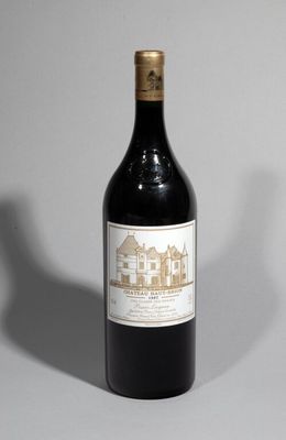 une bouteille de vin posée sur une table