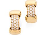 une image d'une paire de boucles d'oreilles en diamant sur fond blanc
