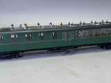 un wagon vert posé sur une surface blanche