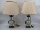 une paire de lampes en forme de vase bleues, rehaussées de touches dorées et dotées d'un abat-jour beige