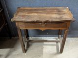 une petite table en bois surmontée d'un tiroir