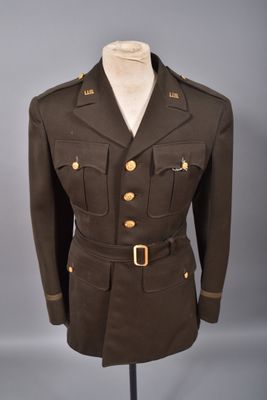 un uniforme militaire sur un mannequin, devant un fond gris