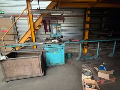 une machine qui se trouve à l'intérieur d'un bâtiment