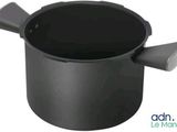 le couvercle d'une casserole noire munie d'une poignée, sur fond blanc
