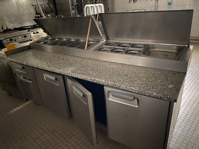 une cuisine équipée d'un évier, d'une cuisinière et d'un lave-vaisselle