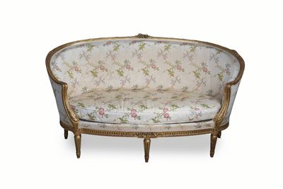 Mobilier de salon en hêtre sculpté et doré à décor de feuill…