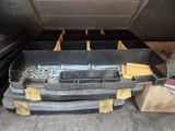 l'arrière d'un camion dans lequel se trouvent une boîte à outils et d'autres objets