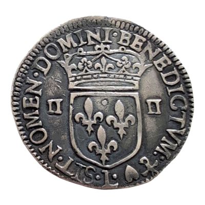 une pièce d'argent surmontée d'une couronne