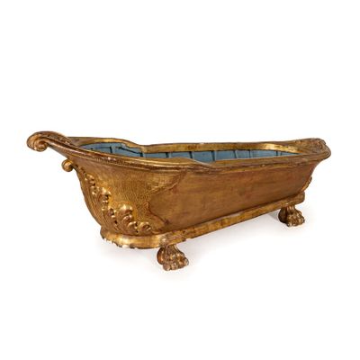 une baignoire dorée avec un siège bleu
