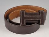 ceinture en cuir marron avec des coutures marron sur fond blanc