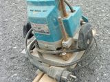 une machine bleue posée sur le sol