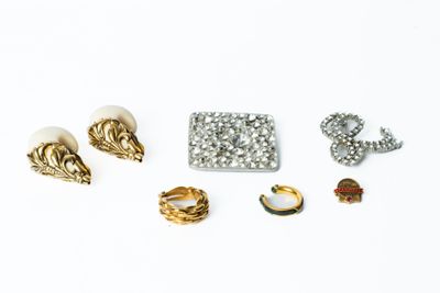 un ensemble de bijoux comprenant des bagues, des bagues et des bagues