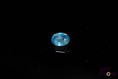 gros plan d'un diamant bleu sur une surface noire