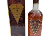 l'image d'une bouteille de whisky posée à côté d'une boîte