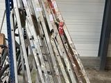 une pile de skis posée par terre dans un garage