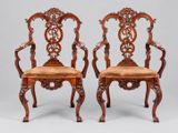 une paire de chaises en acajou sculpté