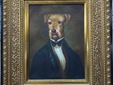 un tableau représentant un chien vêtu d'un costume et d'un nœud papillon, dans un cadre doré