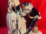 une figurine représentant un homme et une femme, posée sur une assiette